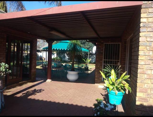 5 BEDROOM HOUSE FOR SALE IN ROOIHUISKRAAL NORTH